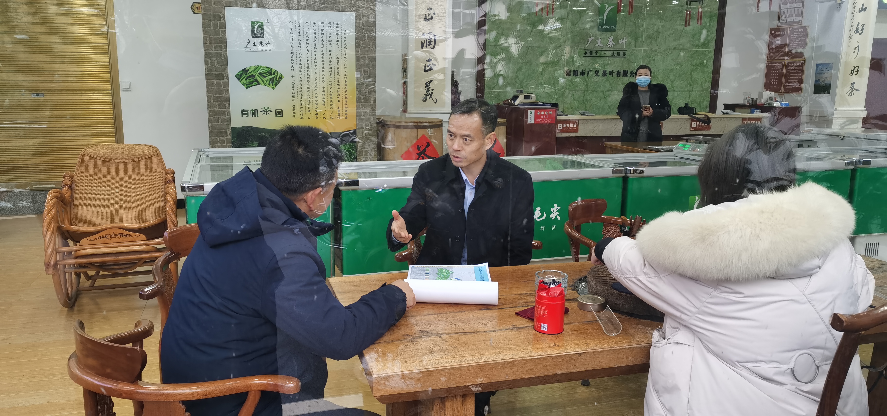信陽市委常委、副市長秦保建到信陽市廣義茶葉有限公司慰問全國勞模李廣義同志