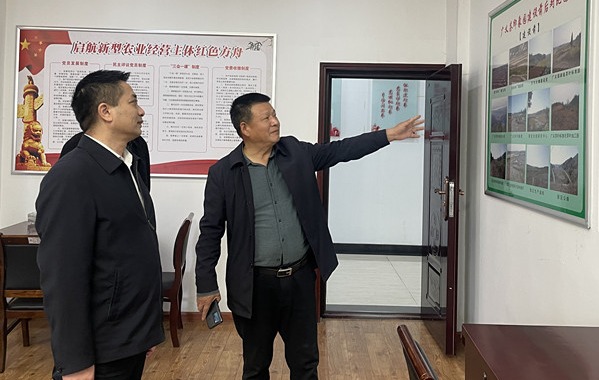 2022年11月9日 ，浉河區(qū)工會胡華庭主席來信陽市廣義茶葉有限公司慰問全國勞模李廣義同志，并傳達黨的二十大精神。