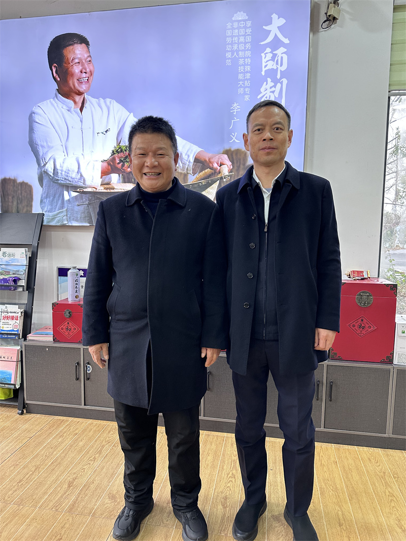 2025年1月23日上午，信陽市委常務副市長秦保健來公司看望一線全國勞模李廣義